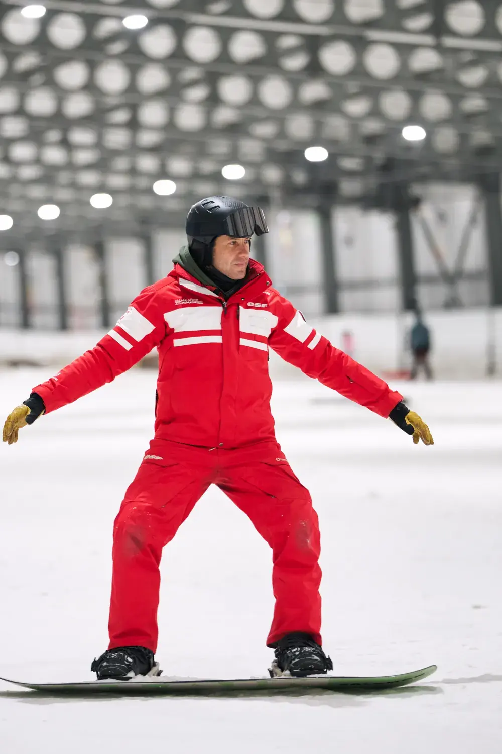 Moniteur et élève en snowboard sur la piste indoor d’Amnéville