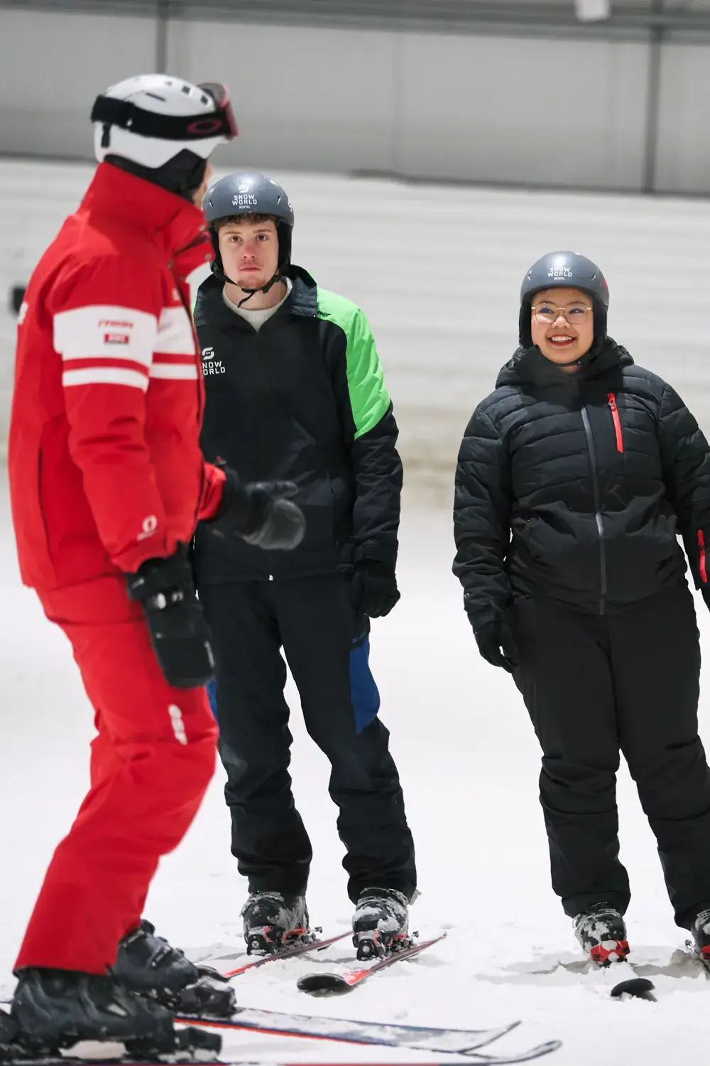 Moniteur ESF encadrant un groupe d’élèves en stage collectif sur la piste indoor